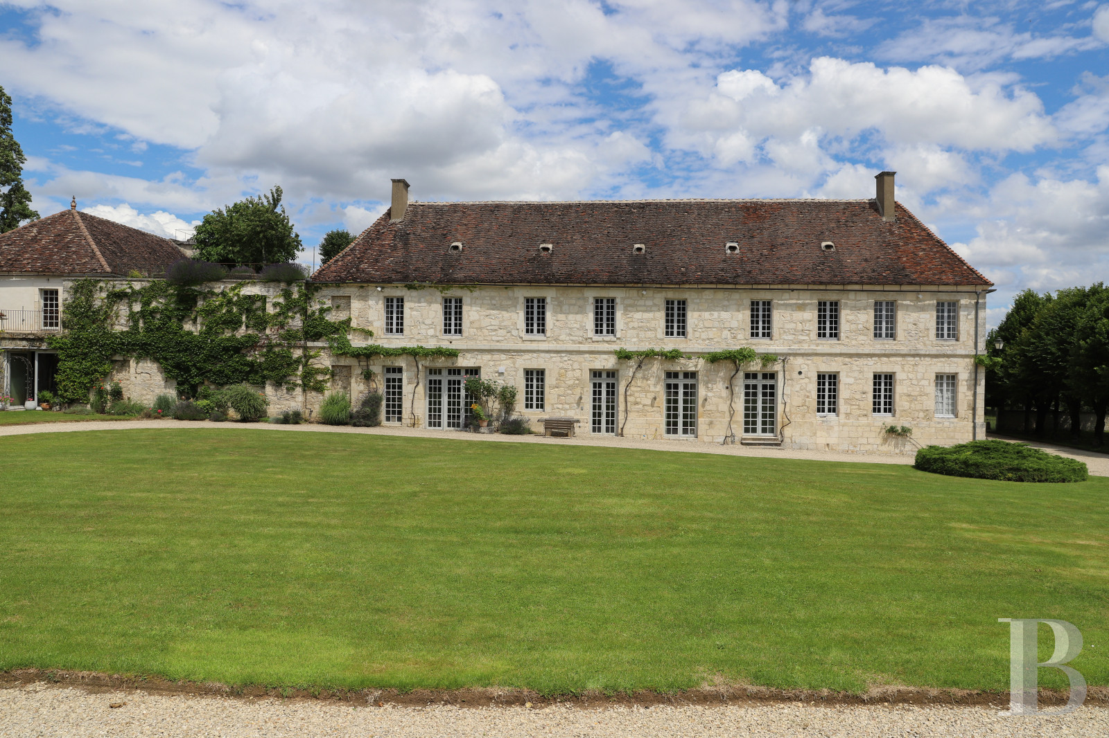 En Bourgogne, non loin de Vézelay, un château en bord de falaise surplombant l’Yonne - photo  n°2